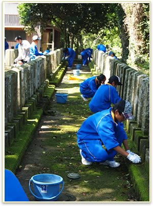 妻垣神社　安心院中学校、供養塔清掃奉仕活動